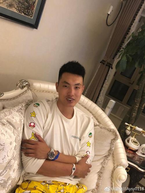  ¨北京>翟晓川晒理发后照片耍帅≮社交≯ 表示受伤的