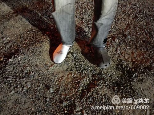 与我们同行的秦永刚,鞋子不知道什么时候也跑丢了一只