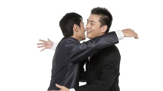 另外,我在培训中问到一个男女之间行拥抱礼有身高差的问题,这个时候就