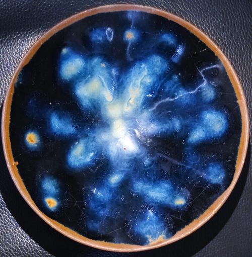 盏"蓝色光芒如日月星辰此件"精忠盏",延续北宋风格,是典型的曜变建盏