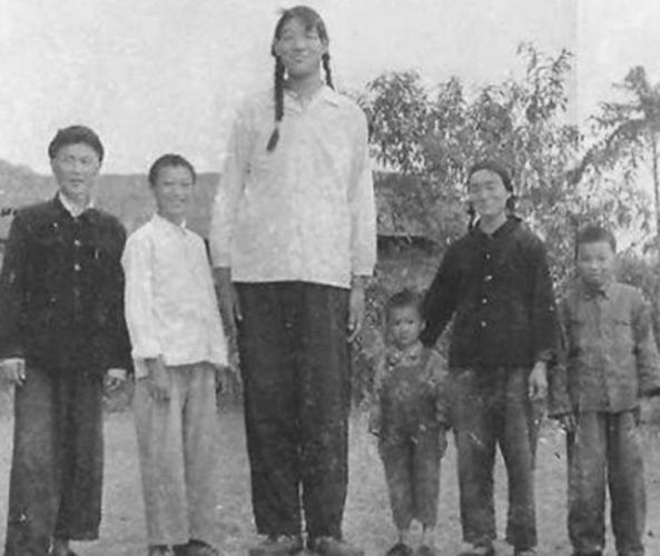 接下来我们要说的就是世界上被评为最高的女子,这名女子叫曾金莲,是