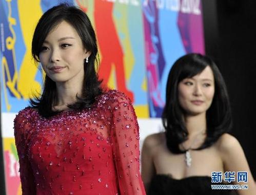 张艺谋携"十三钗"亮相柏林 倪妮透视裙性感(组图) (7)