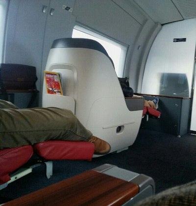 红色座椅高端的象征.高铁头等舱座椅就是红色的