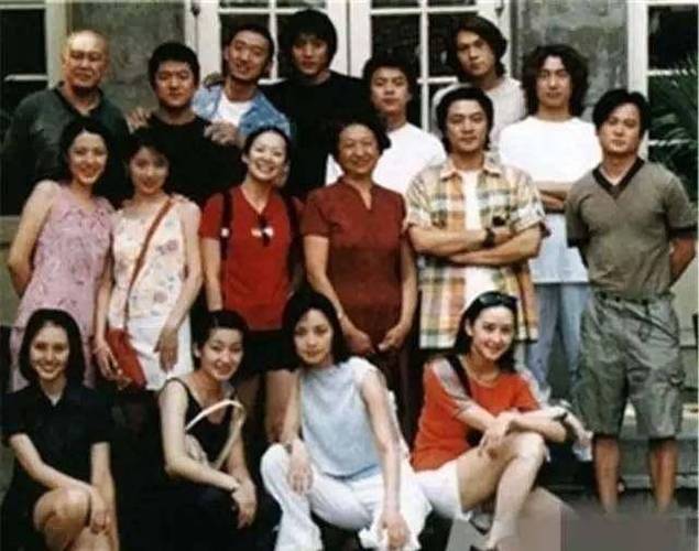 曾黎曾经和章子怡是同班同学,除了她们俩,还有秦海璐,胡静,张彤,梅婷