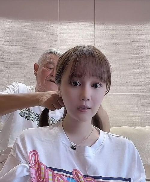 赵本山为女儿球球编发动作利落表情认真美颜特效下脸忽大忽小