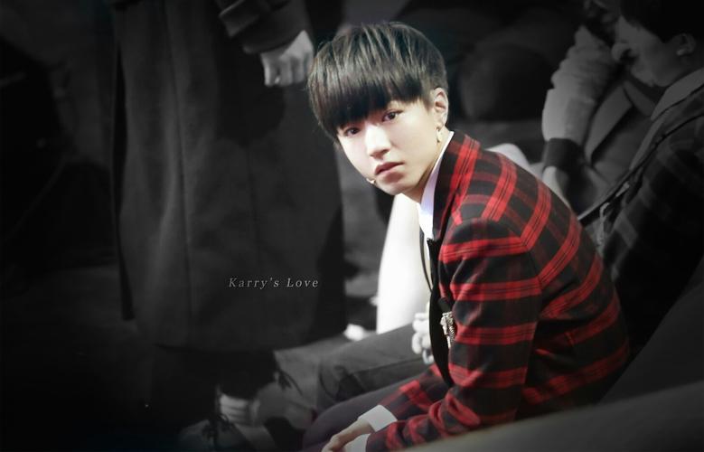 高冷帅气的王俊凯壁纸_tfboys帅气少年