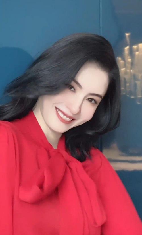 眼袋突出的那些问题,这一身搭配,再加上张柏芝本来的相貌就是很好的