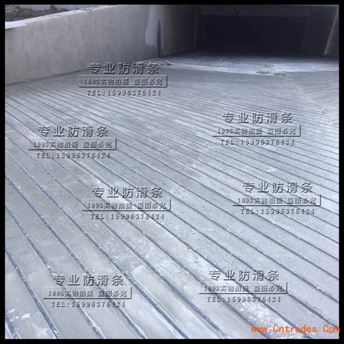 平铺式安装:指在浇筑坡道最后一层水泥砂浆是,将防滑条和水泥砂浆混合