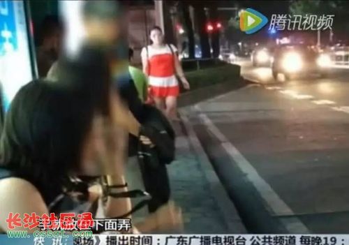 今天,我们接到一名佛山女性朋友的报料,说她在公交站等车的时候遇到了