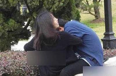 公园情侣亲热吃摸图片,实拍公园情侣的不文明一幕,公园里情侣不文明