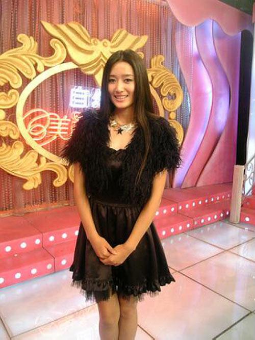 85后美女赵卓娜大享美食 拍戏不忘犒劳自己