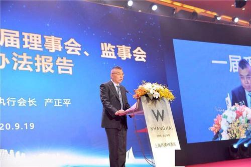 第一届理事会执行会长朋刘军作《商会章程》修订说明