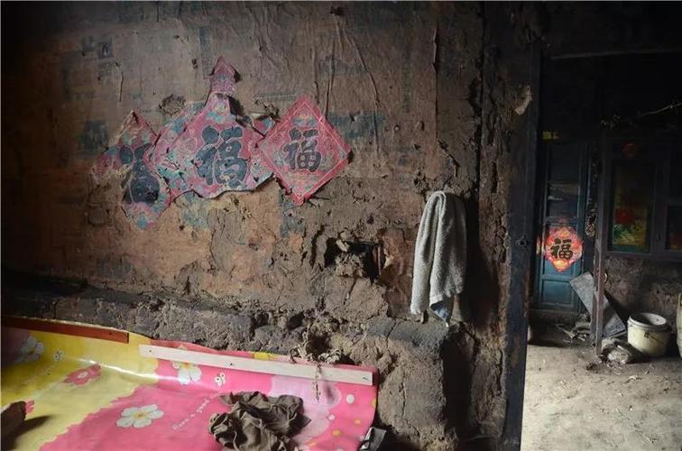 奶奶家的房屋属于百年的老房了,十分破旧,墙面裂缝,墙体脱落,屋内特别