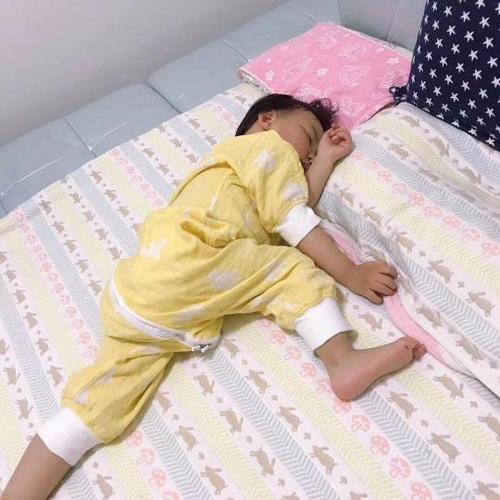 有了这个爬服,再不担心宝宝晚上踢被子啦