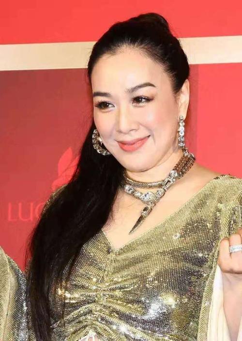 50岁钟丽缇太潮了,穿"鸳鸯裤"秀长腿,减龄又潮范十足