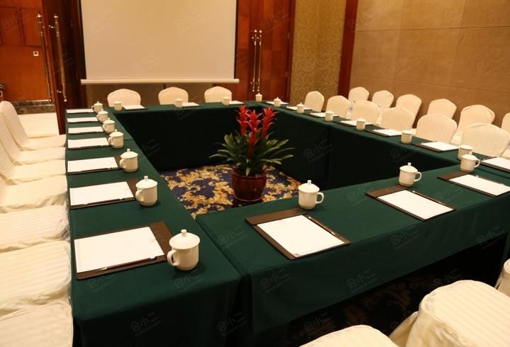 5m 支持摆台:6030202022 配套设施:投影仪麦克风 无柱方正 $3,000