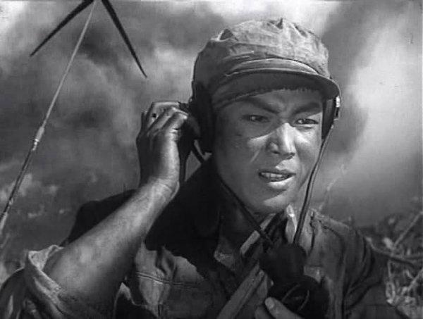 电影中看起来很扯,实际却真实发生过的桥段,比如《上甘岭》苹果