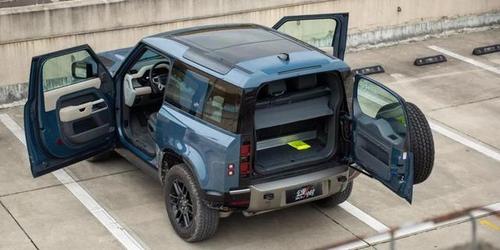 市区开路虎卫士90,是不是很违和?