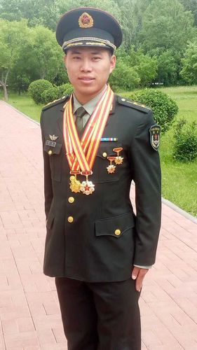 韩爽,青冈县人,2010年12月入伍,2014年入党并被推荐为优秀士兵提干