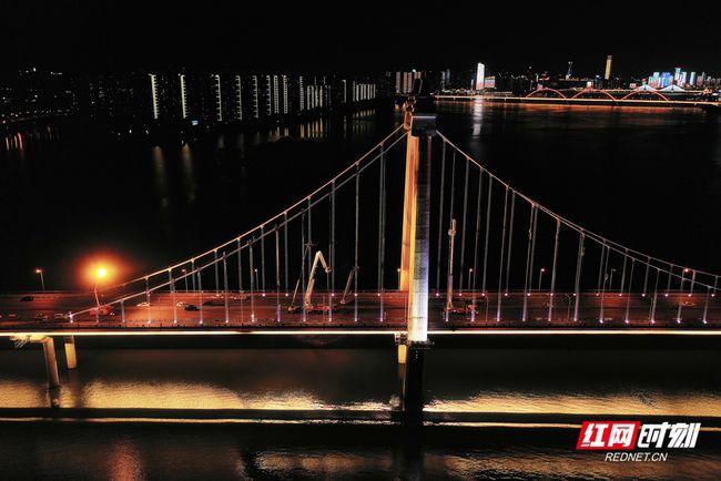 红网时刻7月28日讯(记者 陈杰 肖帅)由于施工,长沙城区三汊矶大桥目前