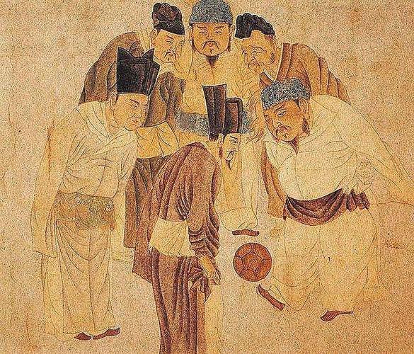 宋朝是蹴鞠运动发展的高峰期:文化氛围比较开放,皇帝对此也喜爱