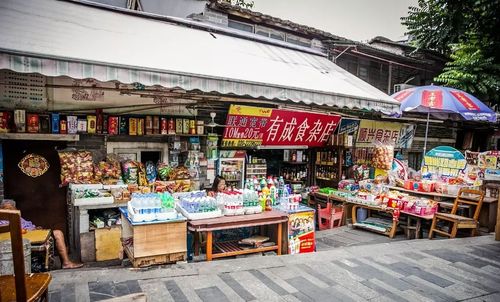 原来这里还有河涌的分支,旁边是记忆里什么都有的老式杂货店