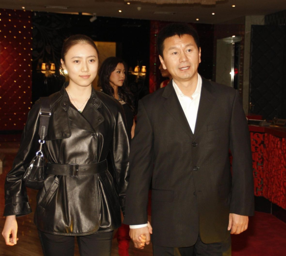 吴若甫小22岁的妻子挺清纯,黑色皮衣都不显老,轻熟风驾驭自如
