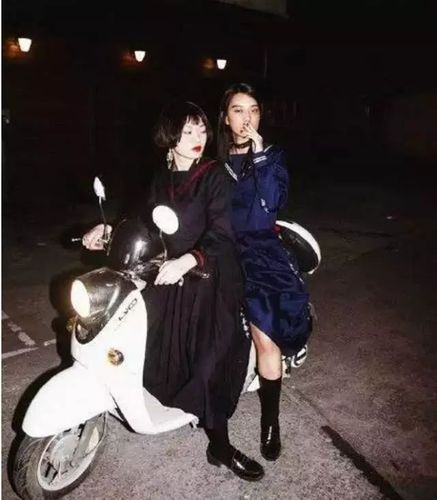 飙车技术一点也不输给男的 一位女暴走族组员说 她以前和男性暴走族