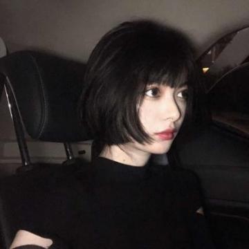 短发微甜女生头像