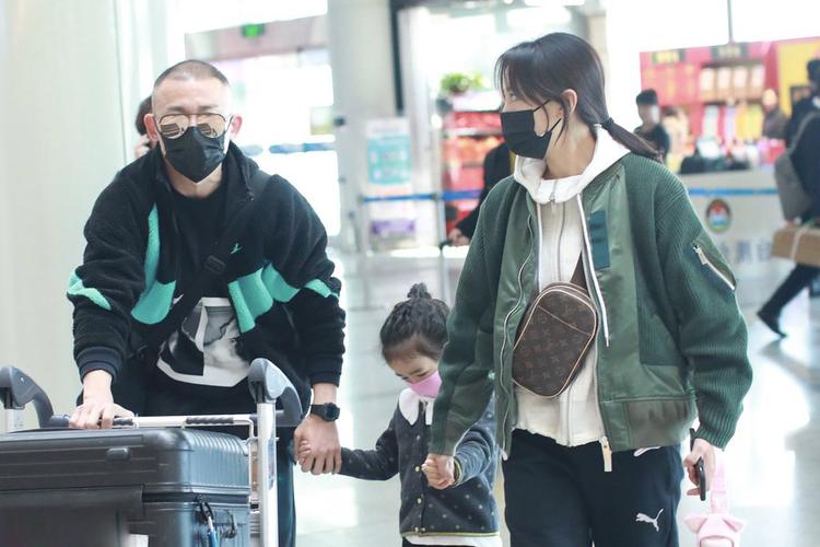 聂远一家子机场现身,娇妻气质清冷美如仙子