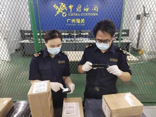 佛山海关驻顺德办事处关员对跨境商品进行查验5312个包裹从申报到放行