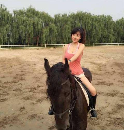 台球女神吕帅希辟谣:不爱黑人,只是酷爱骑马!如今入美籍拍电影