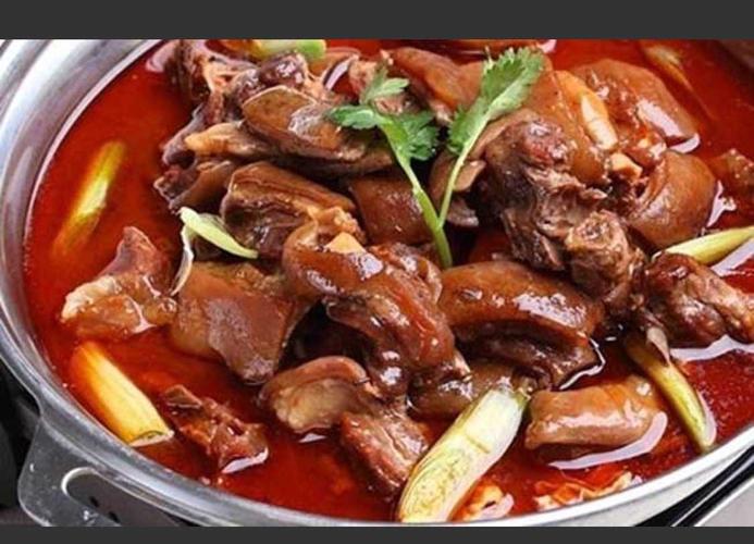 麻辣狗肉火锅 , 去头去尾,内脏不要.重油重料,去腥增味 .