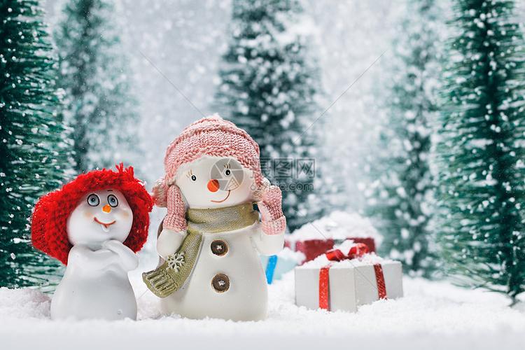 两个小可爱的雪人朋友下雪的森林里带着礼物雪人礼物