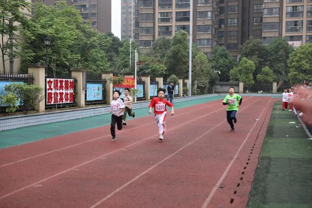 天心区龙湾小学第四届春季田径运动会开幕