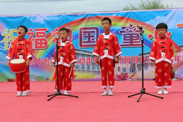 大班四位帅气的男孩带来三句半表演   