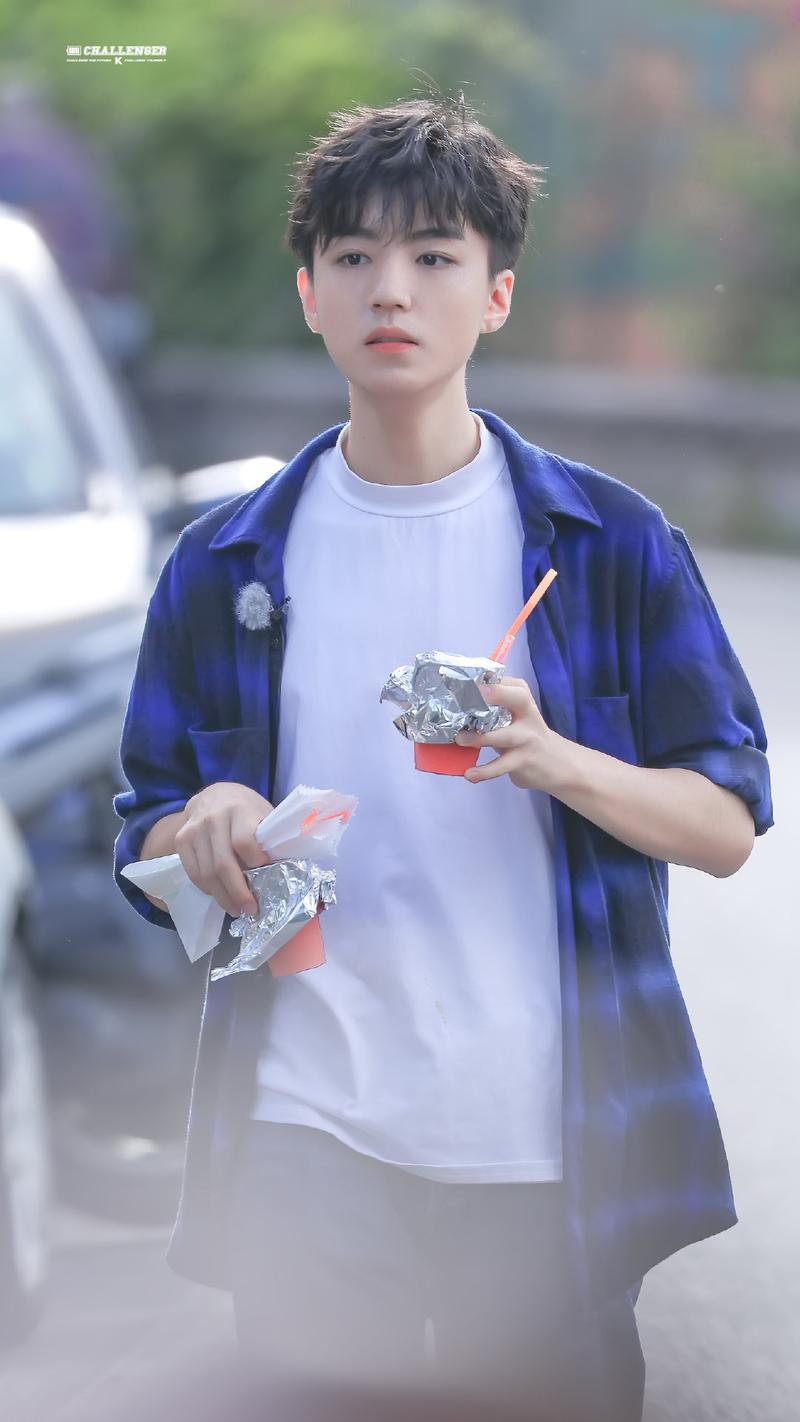 tfboys分享210808身穿蓝色系的王俊凯向你报道这活力满满的少年气让人