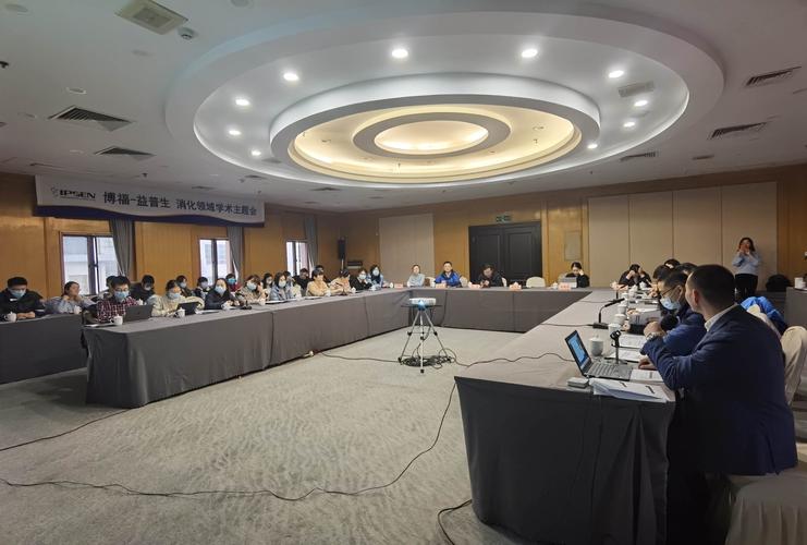 大会主席:江苏省中医院沈洪教授,并致开场辞.