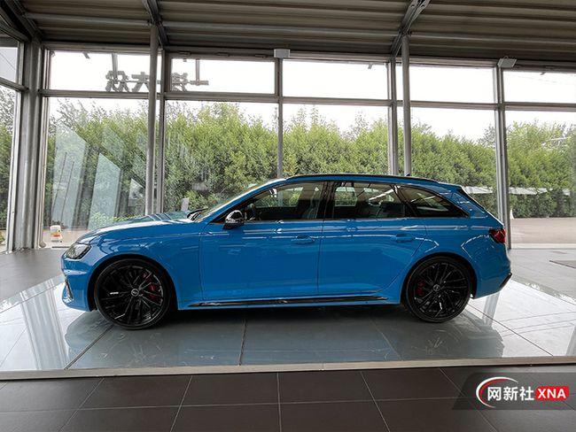 81.28万起的高性能旅行车!奥迪rs4 avant到店实拍,仅4.1秒破百