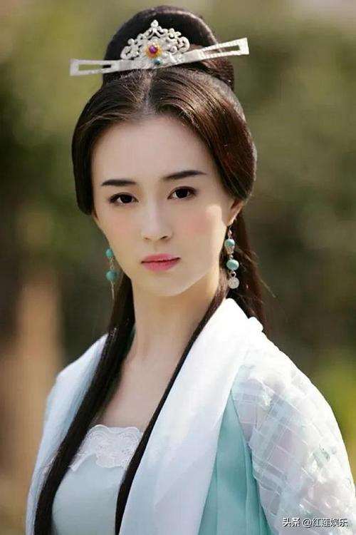 《三国》中,刘竞扮演江东姐妹花中的大乔,是孙策的妻子,这版的大乔比