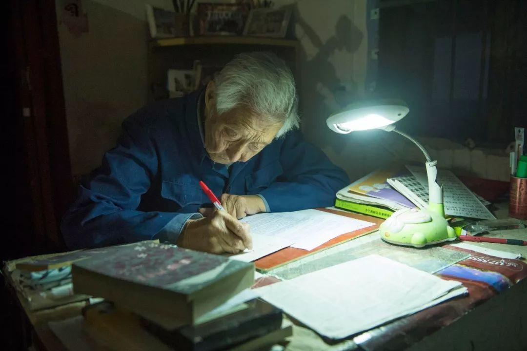 四十年如一日,叶连平一丝不苟地备课,批改作业.