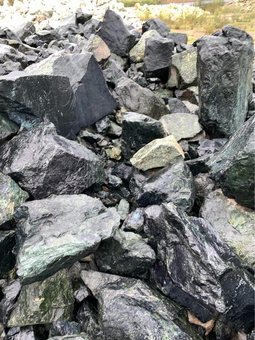 出售含微量元素蛇纹石墨玉 黑绿玉 墨绿玉大块原石 墨玉原石 玉石