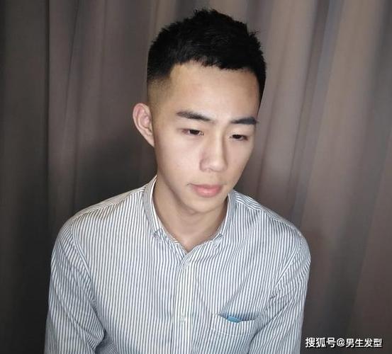 原创20岁左右男生千万别留成熟发型,剪这四款刚刚好,清新帅气又减龄