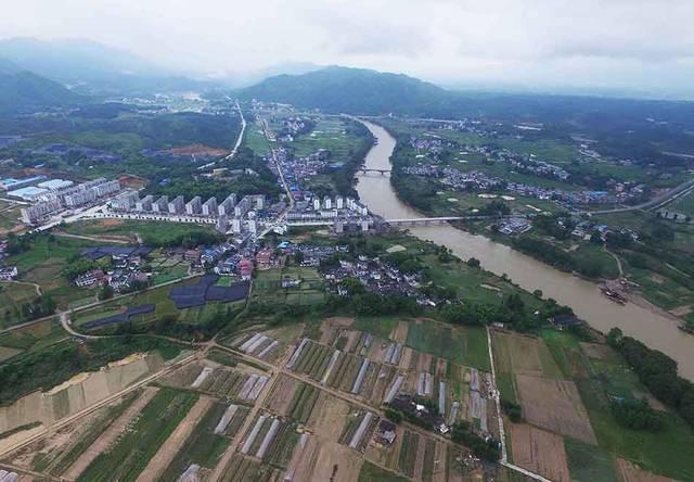 6月25日,江西修水县杭口镇,河流沿线的洪水已经逐渐消退.