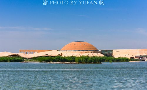 首先便看到一个与沙漠色彩相融的圆形建筑,这便是宁夏湿地博物馆了