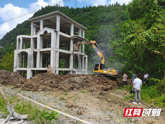 永定区枫香岗街道依法拆除一处违法建筑