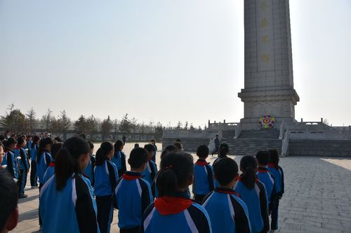 革命烈士永垂不朽——清丰县明月湖小学清明节祭扫烈士陵园活动