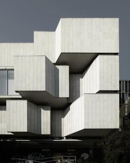 这些建造于1948年到1980年间的混凝土建筑,充满构成主义的