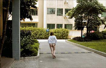 外籍女子浑身酒气裸露下身在广州闹市行走(图)