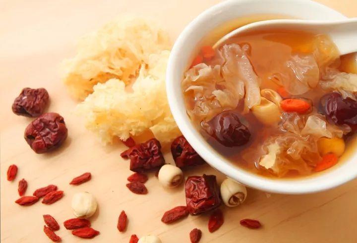 美食 正文  1 霜降节气天干物燥,饮食不当很容易出现嘴唇干裂,鼻腔